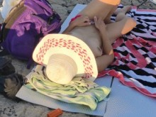 Día 11 - Milf italiana con tetas pequeñas tocándose el coño en una playa pública, mirando a la gente, arriesgado