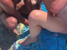 Esposa caliente se folla a extraños en la playa en un gang bang de dogging