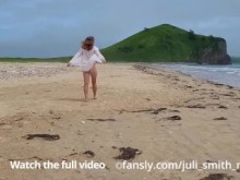 Juli Smith Meow en micro bikini en una playa pública