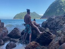 Esposa de cola grande en tanga teniendo sexo en la playa