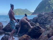 Esposa caliente con gran culo teniendo sexo en la playa en tanga