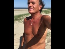 UltimateSlut CORRIDA DE ORGASMO PÚBLICO EXTREMO en vivo en la playa nudista