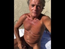 Acabo de tener este gran orgasmo con semen aquí en la playa nudista.
