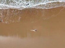 Relajantes imágenes de drones olas rompiendo desnudas en exposición pública Marilyn Merlot Beach