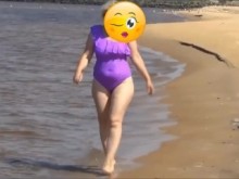 Mujer sexy en traje de baño mojado