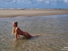 Verona vd Leur - Verona gimnasta desnuda en la playa