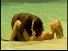 Joven rubia blanca con amante negro en la playa - Interracial - .com