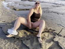 Masturbación de esposa cachonda - Playa pública - Orgasmos reales con chorros