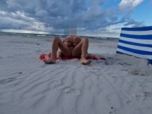 Una pareja polaca practica sexo en una playa pública en varias posiciones. Él se siente bien por ella y ella gime.