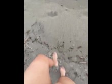 POV Eres un hombre transgénero caminando por una playa nudista por primera vez