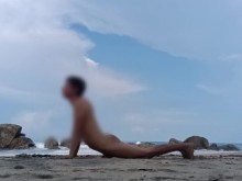 Ritos tibetanos desnudos en la playa pública ejercicio diario