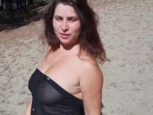 ¡La chica recibió una enorme carga de esperma de un extraño en la playa!