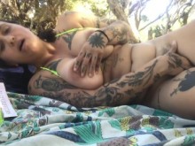 MILF lujuriosa masturba su coño peludo en la playa