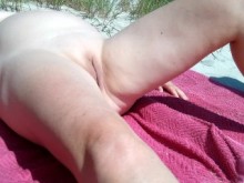 En la playa nudista
