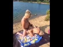 Nena rubia chupa y se la follan en la playa - Sexo en público - Facial