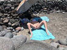 Chico encuentra a una chica desconocida desnuda metiéndose los dedos en una playa pública y corriéndose