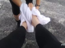 Lavar los pies descalzos en la playa - Calcetines y pies - Vídeo 8