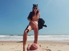 Chica adolescente se masturba en público en una playa nudista, acaricia los pies y un chico se masturba una polla y se corre