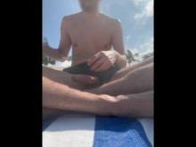 Tomando el sol con mi polla en la playa
