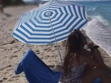 SIN BRAGAS parpadeando, PEE y nadando desnudo en una playa pública