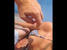 una puta me pajea en la playa tiene las manos llenas de semen