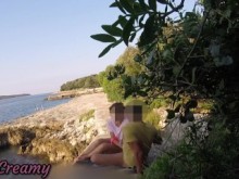 Profesora adolescente me chupa la polla en una playa pública de Croacia delante de todos: es muy arriesgado