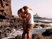 Hermosa pareja enamorada besándose apasionadamente en una isla remota