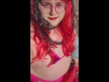 ¡Trans gordita expuesta en diminuto bikini en la playa!