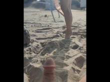 Pareja real se luce en una playa pública. mi puta se mea en topless delante de mi así que me masturbo