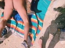 Esposa follada por un extraño en la playa nudista
