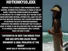 Hotkinkyjo con un sexy vestido color canela se folla el culo con un consolador rojo de mrhankey y prolapso anal en la playa