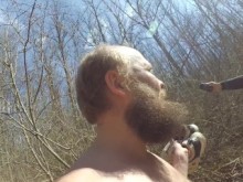 Hombre salvaje en el bosque Alex El Dios desnudo Encuentro con un hombre culto vestido