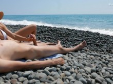Joven Extraño Hizo Una Paja Caliente En Una Playa Nudista Salvaje, Masaje De Polla En Público