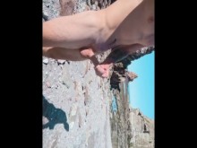 Caminar y masturbarse desnudos en una playa pública.