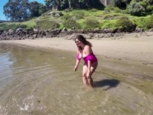 Las tetas de Milf se cayeron repentinamente de su traje de baño en la playa