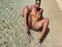 Puta dominicana en forma obtiene cogida de vaquera inversa en una playa pública en riesgo de que alguien la vea