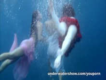 3 chicas desnudándose en el mar