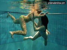 Dos amateurs sexys mostrando sus cuerpos bajo el agua