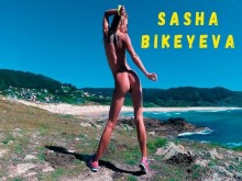 La rusa desnuda Sasha Bikeyeva bailando en la orilla del océano 4k