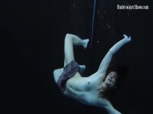 Adriana erótica bajo el agua