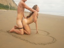 ¡Novia adolescente caliente sorprende a su novio con su coño mojado en una playa pública! - Amantes de los viajes