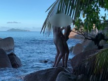 espiando a una pareja de luna de miel desnuda - sexo en una playa pública en el paraíso