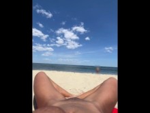 exhibiendo mi coño en público en la playa nudista abriendo las piernas cuando la gente pasa