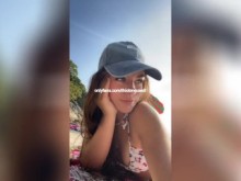 Pequeña adolescente morena entrenando con garganta profunda y beso negro en la playa