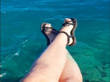 Dominatrix te excita con sus pies en el mar