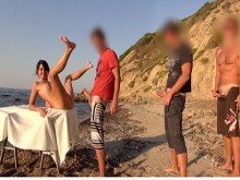 Fiesta de creampie en la playa libre elección de agujeros!