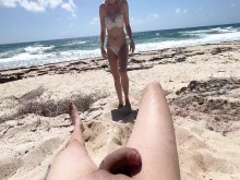 Adolescente cachonda chupa la polla en la playa, mamada en público, playa nudista, sexo en público