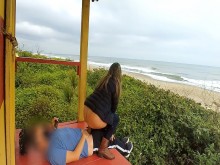 Sexo en la playa con el primer chico