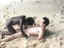 Sexy ébano francés obtiene sus tetas rociadas en la playa