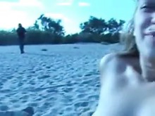 Esposa cachonda tiene gangbang en la playa